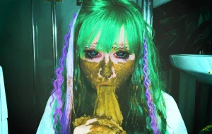 Sweet Betty Parlour fait caca sur le gode en forme de crabe puis le suce