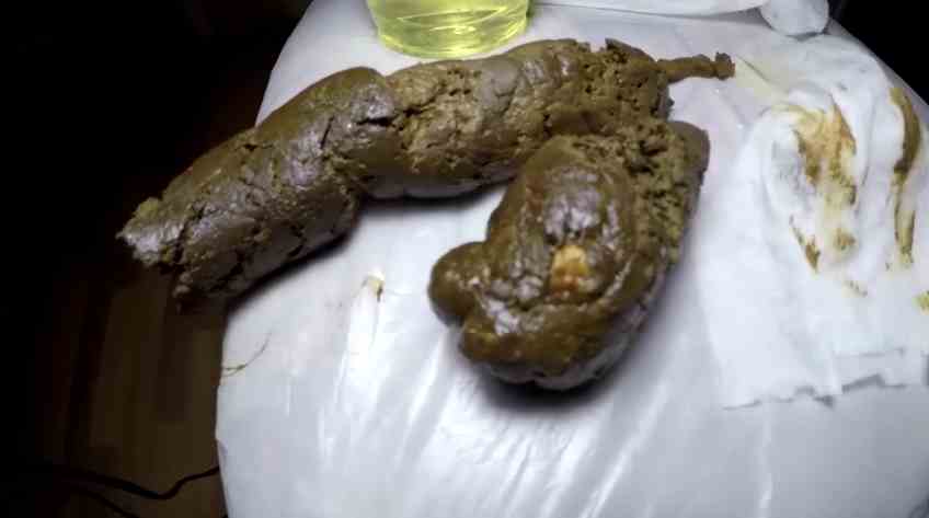 femme va chier une énorme merde bien grasse et appetissante !