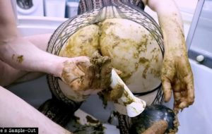 Scat Enema avec un entonnoir dans le trou du cul