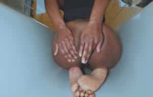 Femme Black Chie Sur Ses Pieds