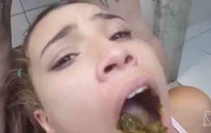 Une jeune femme adepte de scatophilie domine son esclave