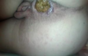 gros plan d’un anus d’une grand mere scatophile (granny porn) qui defeque.
