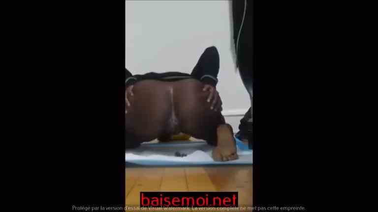 Une femme noire qui chie en levrette – XXX scato Porn Video