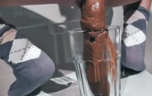 Femme Scato Chie Dans Un verre
