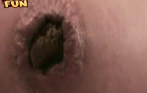 Gros plan d’un morceau de merde de mature constipée