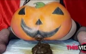 Une merde brune sort de cette citrouille sexy