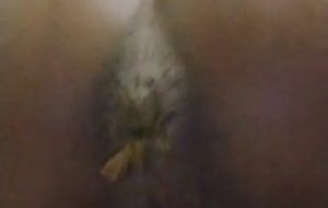 La femme noire sexy et nous fait une belle merde appetissante