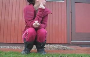 Une femme intello fait caca dans l’herbe