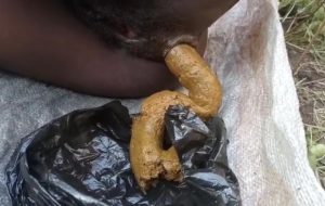Le plus gros tas de caca d’une jeune femme noire