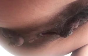 gros plan femme chinoise qui chie