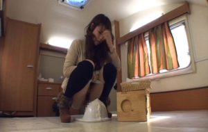Belle étudiante poilue chiant dans une boîte à lunch en plastique
