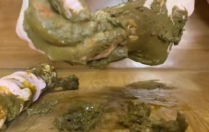 Faire caca sur le gode et se barbouille les pieds de merde