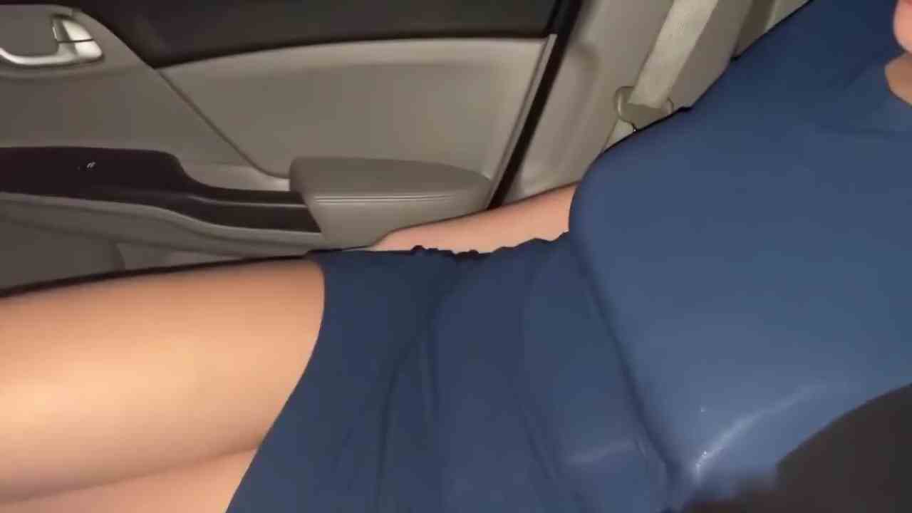 Cette jolie femme fait caca dans la voiture