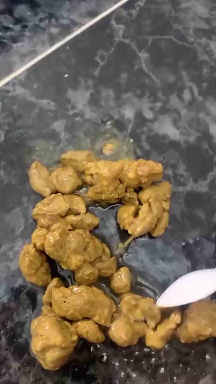 belle colombienne scatophile fait caca